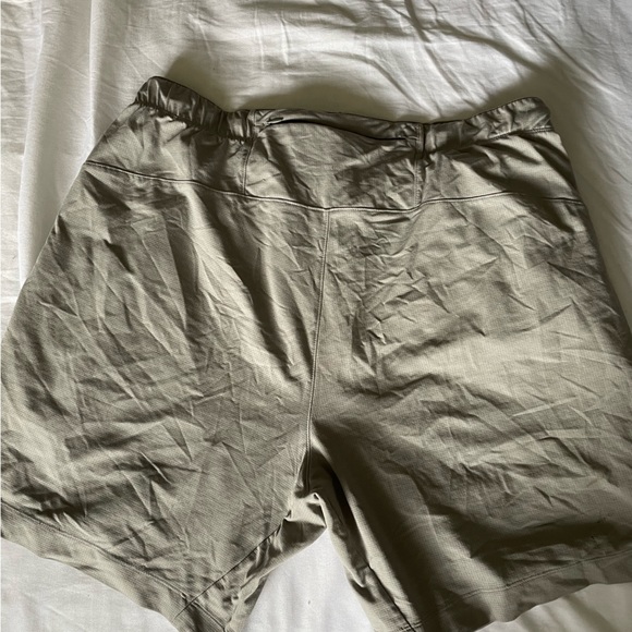 Beige Uniqlo shorts - Picture 3 of 4